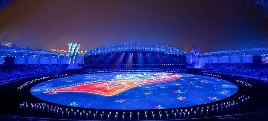 利亞德集團董事長李軍受邀出席華中科技大學第十六屆企業家論壇，并發表演講